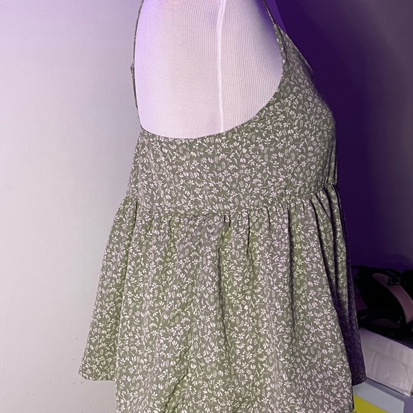 Cute flower shirt 🌸 - Picture 2 of 6